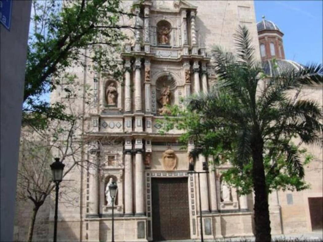 Soleado En Plaza Del Carmen Valence